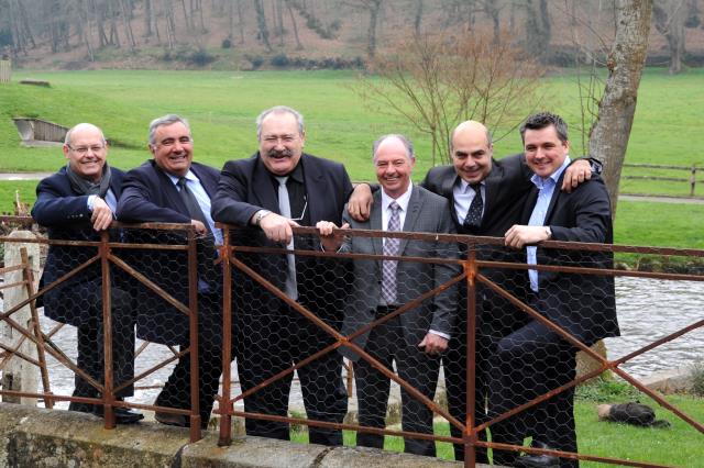 dans les jardins du Char à Bancs avant de début de l'assemblée: Larent Lulse, président national cafés brasseries et établissements de nuit; Jean Marie Attard, vice président des saisonniers umih nationale; M. Serzun président umih 56;Michel Hellio, prési