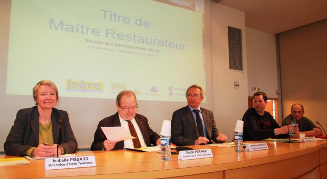 De gauche à droite, Isabelle Pissart, directrice d'Isère Tourisme, Daniel Paraire, président de la CCI Nord Isère, Christian Pichoud, président d'Isère Tourisme et les Maitres restaurateurs, Nicolas Bottero (Le Mas Bottero, Grenoble) et Francis Vera (Les 
