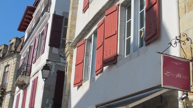 Le charme de la vieille ville avec ses maisons aux volets rouges imprègne le restaurant et sa petite terrasse ouvrant sur une rue paisble