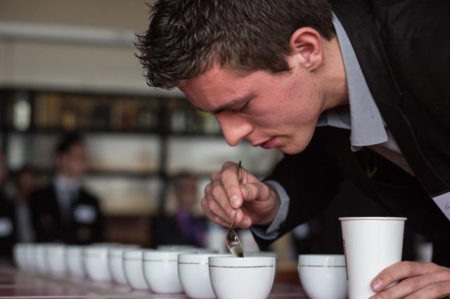 L'épreuve de reconnaissance de crus : 18 tasses sur la table cette année.