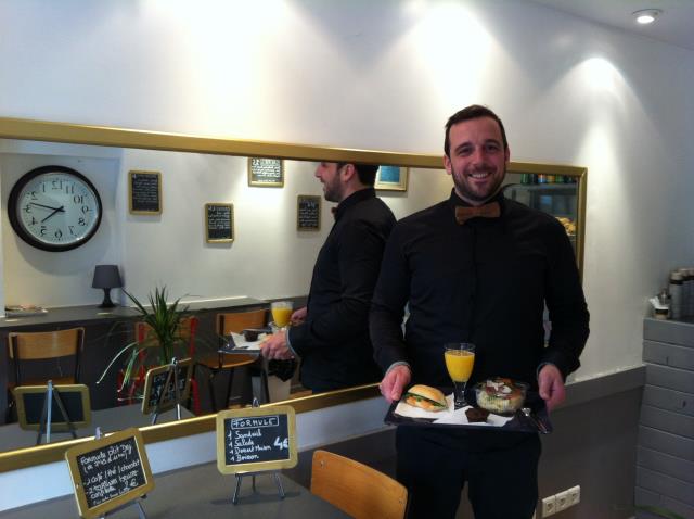 Olivier Delan présente sa formule à 4 € : sandwich, salade, gâteau et boisson.