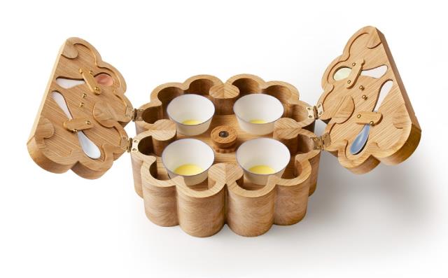 Coffret en bois de chêne gravé d'un trèfle, insigne du restaurant Jean-François Piège.