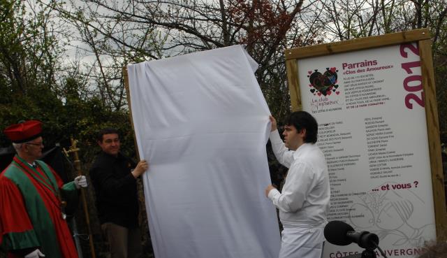 Serge Vieira et Philippe Heyraud, président de la fédération viticole du Puy-de-Dôme, dévoilent la liste des parrains 2012 qui ont versé 800 € chacun pour la renaissance du chanturgue.