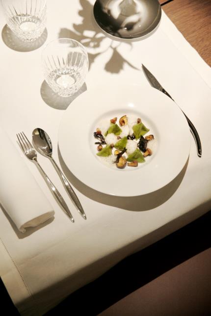 Les berlingots fumés, chèvre frais fumé, champignons des bois, fève tonka, signées Anne-Sophie Pic.