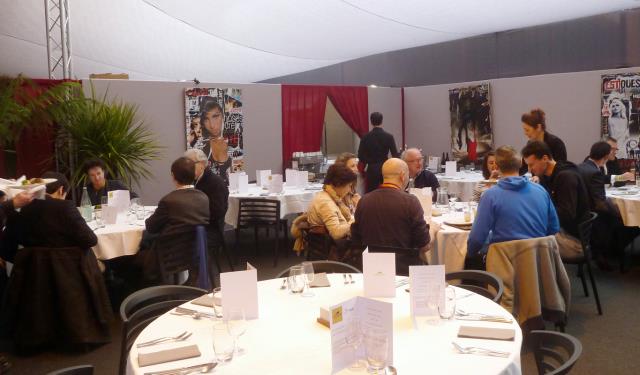 Le restaurant Les trois Rochers a déménagé ses équipes, ses vaisselles et son moibilier pour accueillir les visiteurs de l'Open de tennis de Quimper