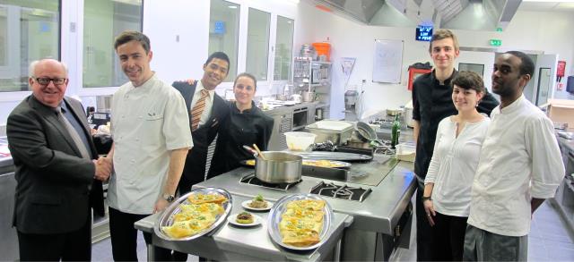 Entouré des jeunes reçus dans ses restaurants de Londres, le chef Pascal Aussignac remercié chaleureusement par Christian Sauvage, président de l'ICFA