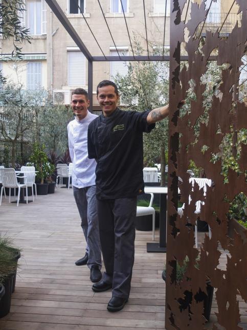 Jean-Claude de Lanfranchi et Pierre Lamour sur la terrasse de la 'nouvelle' Table 5, à 50 mètres de la précédente.