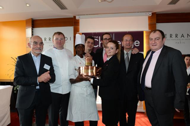 De gauche à droite : Gérard Cagna, Bernard Leprince, Dipa Sacko, Yann Lesueur, Frédéric Ledoux (cravate rose), directeur du Grand B, Alexandra Joly, Philippe Joly directeur des opérations du groupe Frères Blanc et Pascal Brun.