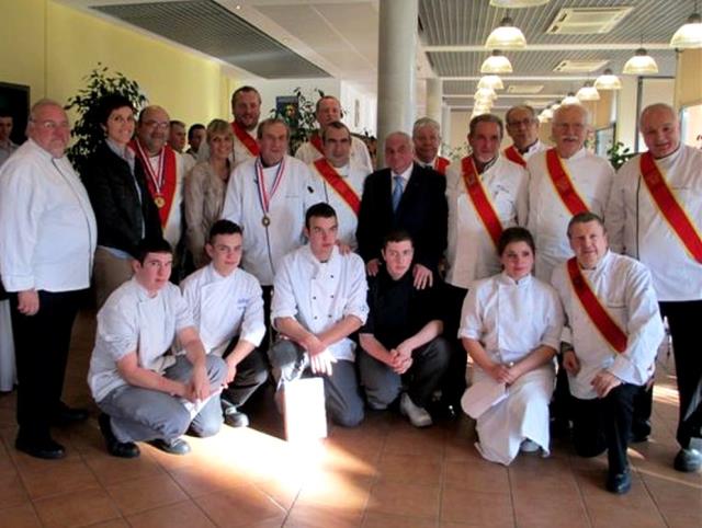 Autour du vainqueur, les autres candidats et les membres du jury.