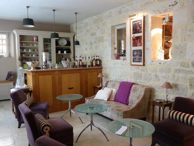 Hôtel Lous Grits, le charme à l'accent gersois. Le bar de l'hôtel.