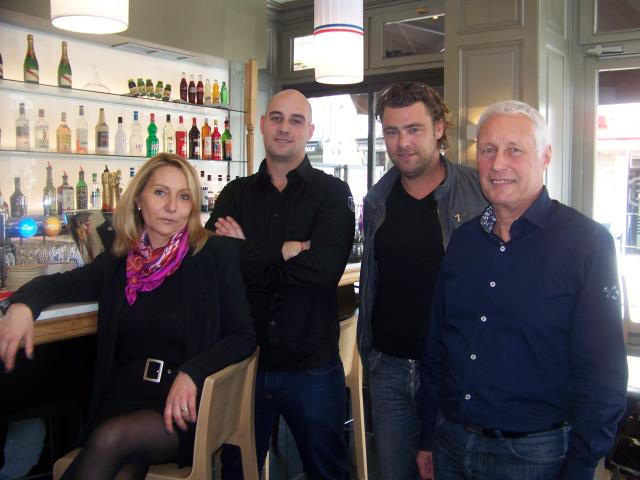 Les propriétaires Martine et André Chapot, aux côtés de Jonathan Bourru (à gauche), responsable de salle, ont fait appel à Florent Egasse pour rénover l'établissement.