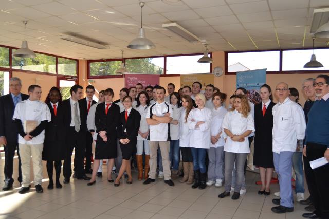 Daniel Minet, au centre, entouré de la promotion dont il est le parrain et des enseignants du CFA.