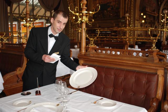 Nicolas Metaireau, 33 ans, est maître d'hôtel à la brasserie parisienne du Train Bleu. Chaque jour, lui et sa brigade de salle servent jusqu'à 500 couverts.