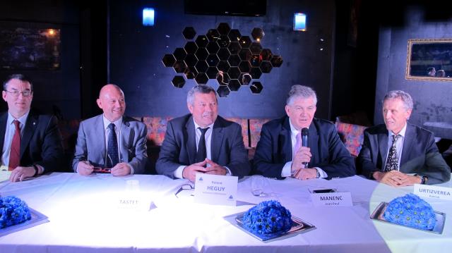 De droite à gauche : Patrick Urtizverea, trésorier, Jean-Paul Manenc, président de l'Umh33, Roland Heguy, président confédéral de l'Umih, Jean-François Tastet, vice-président de l'Umih33, Jean-Luc Monchicourt, secrétaire général
