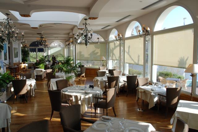 La salle de restaurant est comme un balcon ouvert sur le lac