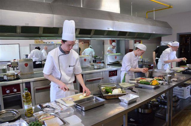 Les candidats en lice pour la cuisine durant les épreuves.