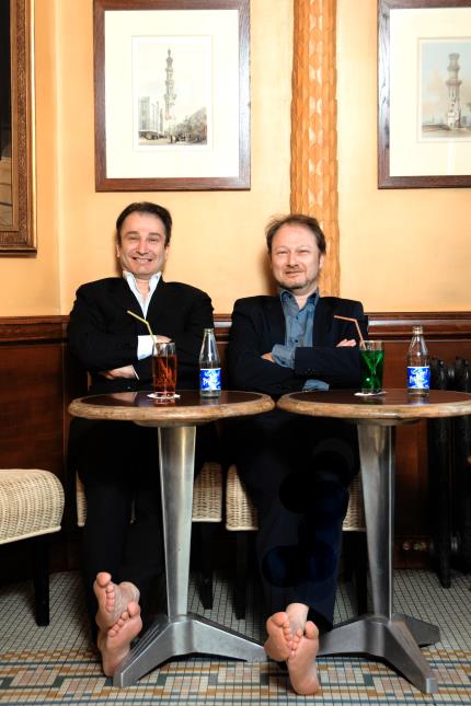Didier (à gauche) et Fabrice Knoll ont pris la pose au Rostand, à Paris. Un café qui fait l'unanimité chez les deux frères architectes et designers.