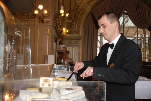 Préparer méticuleusement un plateau de fromages pour les clients fait partie des tâches quotidiennes de Nicolas. Un métier qui reste difficile, mais très porteur d'emplois.