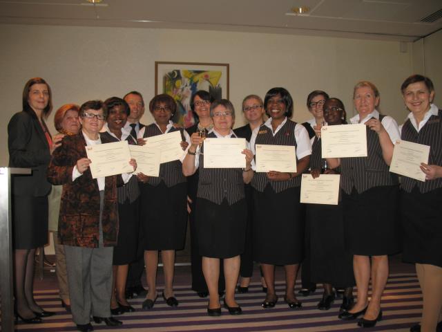 Patrick Arnoult directeur général, Sylvie Quintin DRH, Mélissa Mauviere, assistante gouvernante générale et Sylvie Roussel, gouvernante générale entourent les 9 gouvernantes.