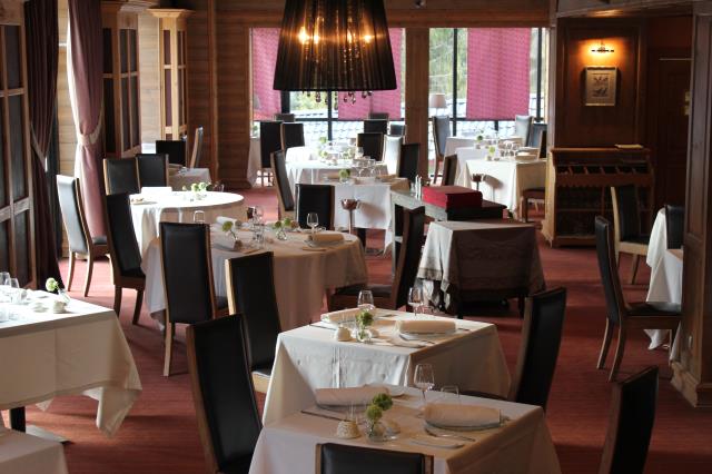 La salle du restaurant très éclairée par de grandes baies vitrées, surtout en cas de neige