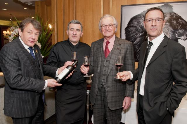 Le sommelier de l’hôtel Baltimore Jean-Luc Jamrozik, le chef Jean-Philippe Pérol, Paul Dubrule et Jean Paul Aubert, le directeur des vignobles Paul Dubrule