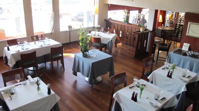 la salle du restaurant déploie 12 couverts, mais la carte gastronomique peut aussi se déguster côté bar, 12 couverts de mieux.