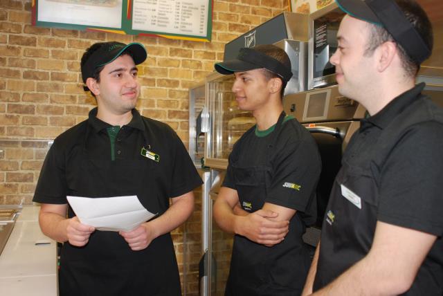 Driss Tamchachti en plein briefing avec ses collègues de Subway