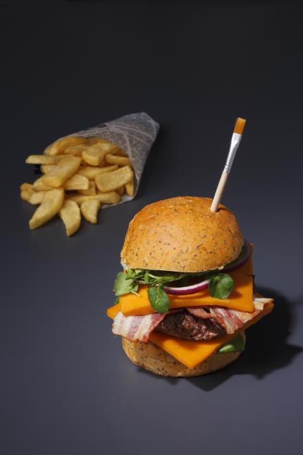 Le burger gourmand Pop Art (21 €)  : Pain aux brocolis, steak aux choix Angus/Charolais, Cresson, oignon rouge cuit, bacon, romaine, cheddar, mayonnaise.