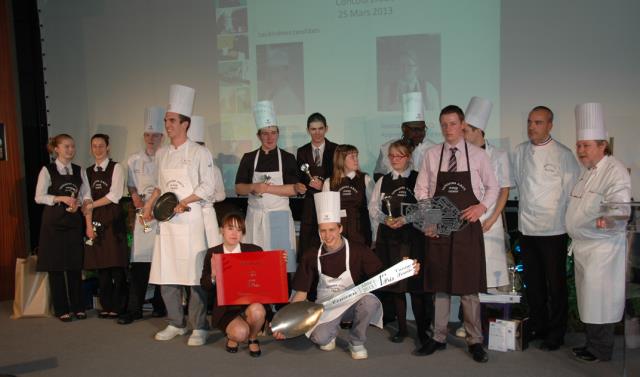 Les lauréats du concours de l'ARIV accompagnés de leurs maîtres d'apprentissage et de Pascal Brière.
