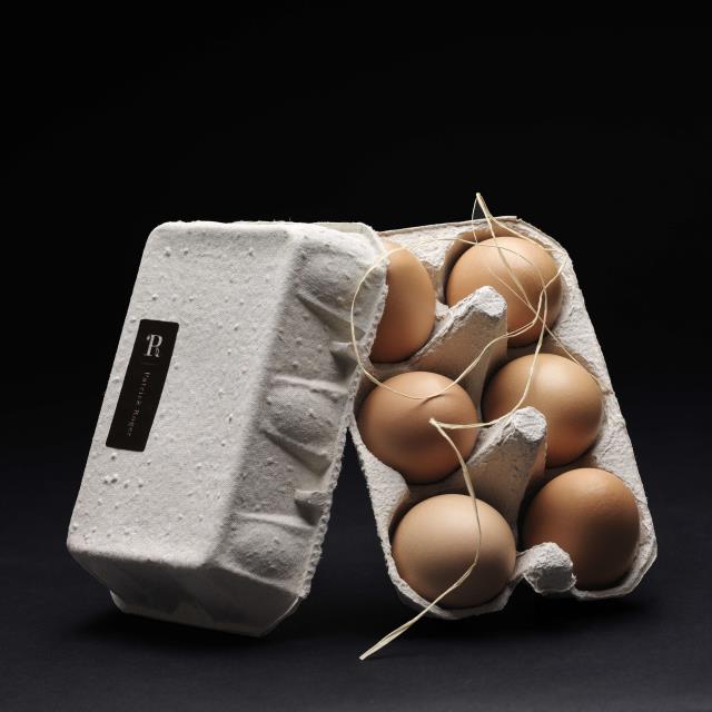 Une boîte d'oeufs.