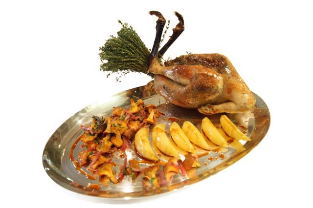 Poulette Gauloise Blanche farcie sous la peau de noix et persil, champignons du moment étuvés au jambon de pays, grosses frites dorées à la graisse d'oie