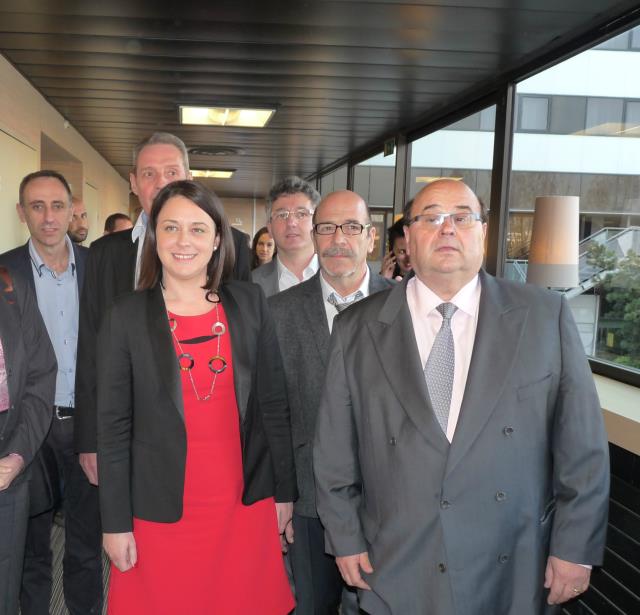 Sylvia Pinel, ministre du Tourisme, accueillie par Gérard Guy, président confédéral de la CPIH, avec, de gauche à droite en arrière-plan : Hervé Besa, Jacques Blanchet, Jean-Pierre Seguin et Philippe Lefevre.
