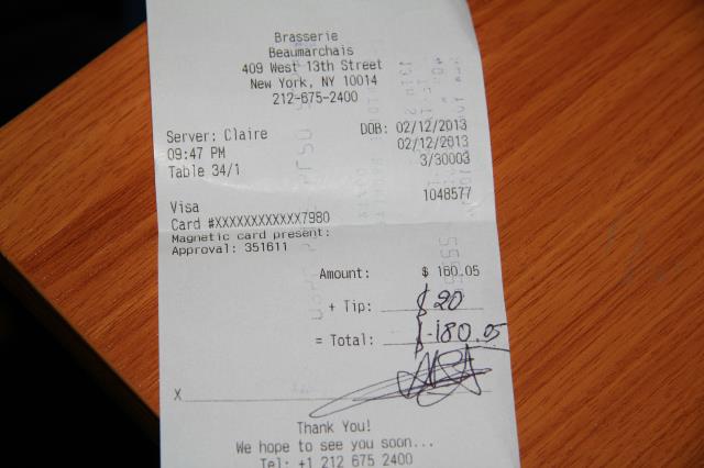 Lors d'un règlement par carte bleue, le client rajoute le montant du pourboire au moment de l'addition sur le ticket avant de le signer.