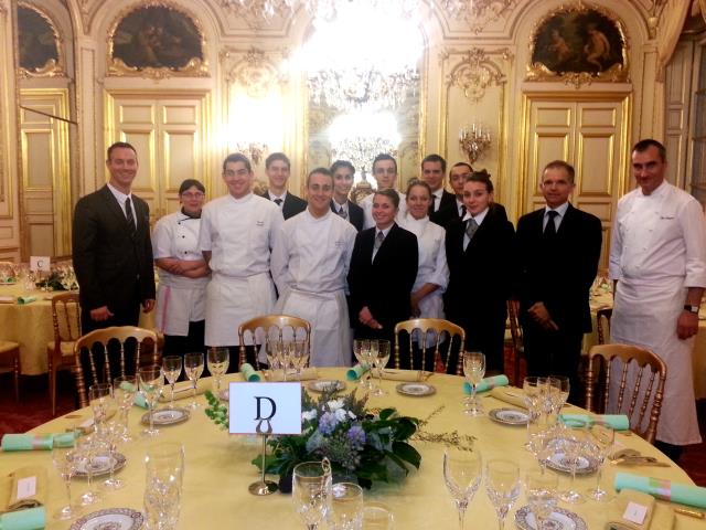 Les élèves et professeurs du Lycée hôtelier de Toulon ont été accueillis par François Masdevall, intendant, et la brigade de cuisine du Sénat : Gilles Poyac, Jérôme Le Minier, Pascal Grièvre, fabrice Desvignes.