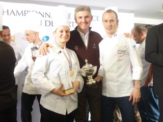 Patrick Leseux entouré des deux lauréats du Championnat de France de pâtisserie 2013, dont son...
