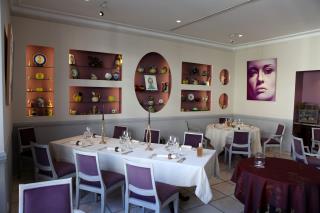 Oublié le style provençal du restaurant, le mobilier est plus contemporain et l'ensemble plus...