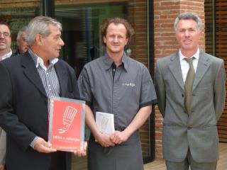 Franck Renimel, chef propriétaire du restaurant En Marge (au centre) entouré de Jean Lanau et Serge...