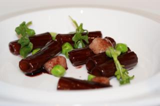 Des rigatoni cuits dans une sauce vin rouge, porto, carottes et échalotes, un plat de Matteo...