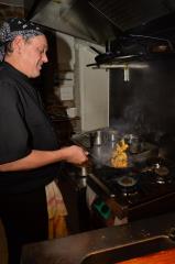 Christophe Barjettas officie au milieu de son restaurant pour les cuissons en direct.