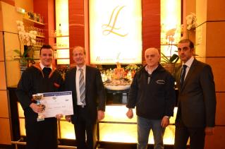 De g. à d. : Le vainqueur du concours, Rabah Guechoud, écailler de la Brasserie La Lorraine,...