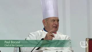 Paul Bocuse expliquant aux étudiants américains l'histoire de la cuisine Française.