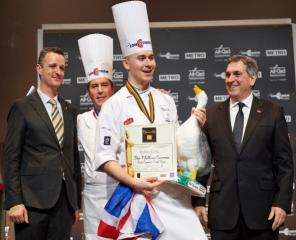 Kristian Curtis reçoit le prix Rougié du Meilleur commis du Bocuse d'or 2013, entouré de Pascal...
