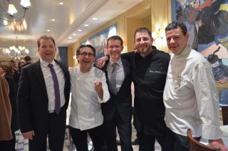 Sylvain Guillemot, président de Tables et Saveurs de Bretagne (à gauche) félicite les chefs acteurs...