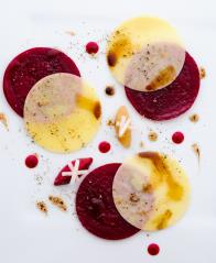 Beaufort d'alpage, betterave bio et poire du Tremblay en carpaccio, muscade et fève de Tonka,...