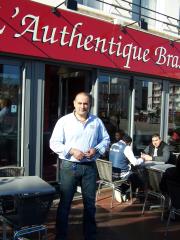 Laurent Aragonès, devant son Authentique Brasserie