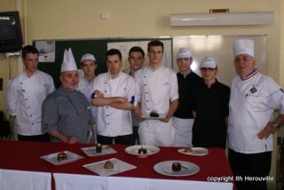 Les élèves et les chefs réunis autour de Philippe Parc.