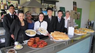 Imaginée par le professeur Muriel Lafourcade ( à droite), l'offre snacking du lycée de Talence est...
