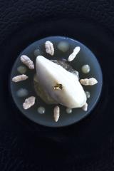 Pré-dessert ananas : En carpaccio, crémeux & émulsion combawa