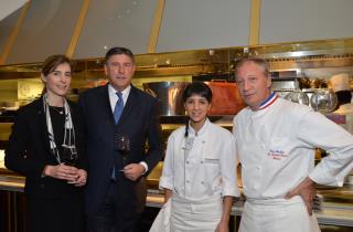De g à d : Olivia et Didier Le Calvez, Naoëlle d'Hainaut, sous chef du Bristol et candidate de la...