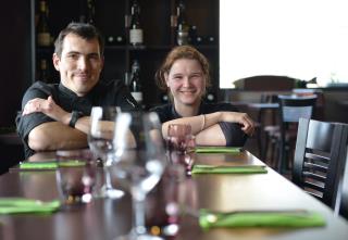 Nicolas Legrand et Sandrine Larvoir célèbrent leur amour du vin et des gourmandises dans leur...